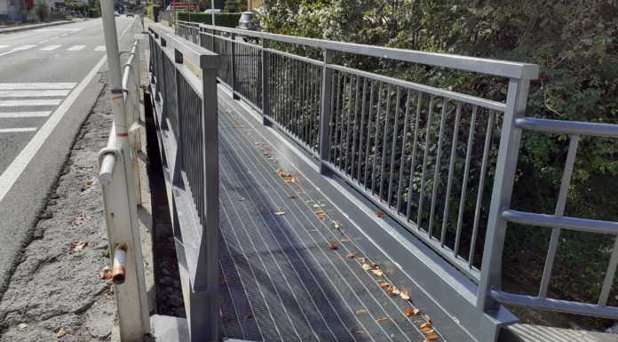 Ballabio, sostituito il ponticello pedonale su via Provinciale