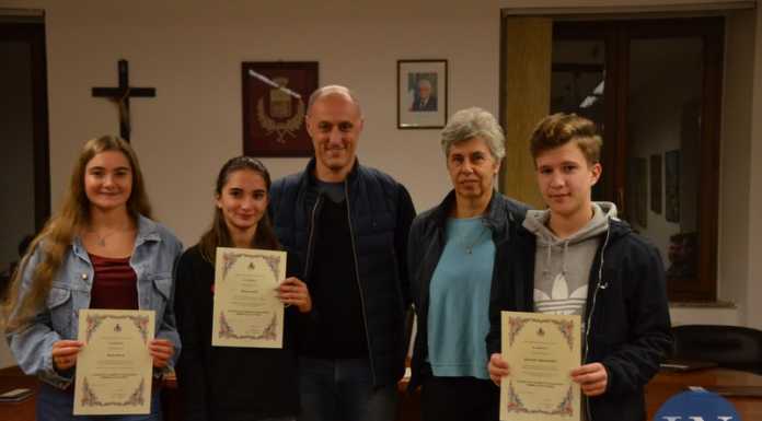 Carenno premia gli alunni meritevoli, consegnati i premi allo studio