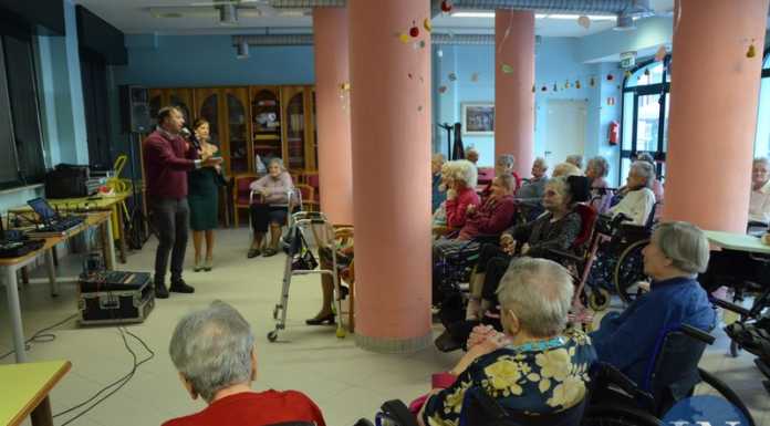 Calolzio. Festa dei Nonni, karaoke e dolci alla Casa Madonna della Fiducia