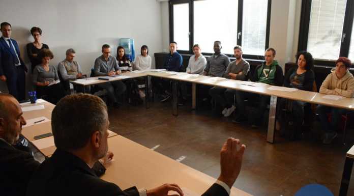 Il settore tessile cerca lavoratori, in dodici al corso per trovare un impiego