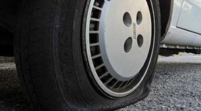 Garlate. Vandali tagliano le gomme ai furgoni del comune