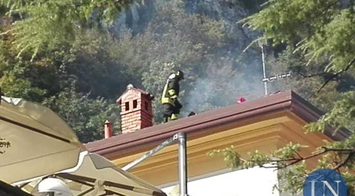 Valmadrera. Fiamme dal tetto di un hotel a Parè, intervento dei Vigili del Fuoco
