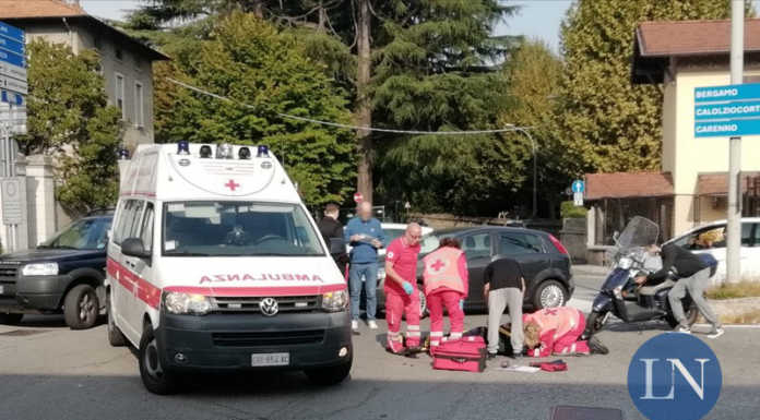 Schianto tra auto e scooter a Olginate, 57enne trasportata in ospedale