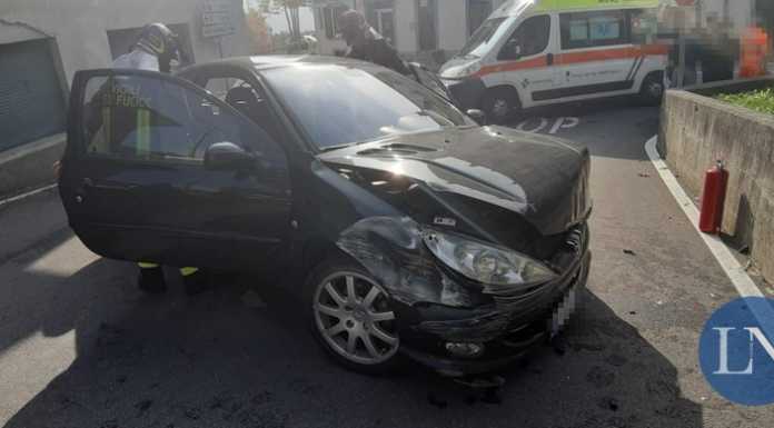 Auto contro il muro, paura per una giovane coppia e per la loro bimba