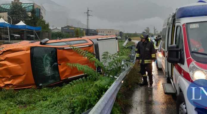 Valmadrera. Si ribalta sulla ex statale e finisce fuori strada