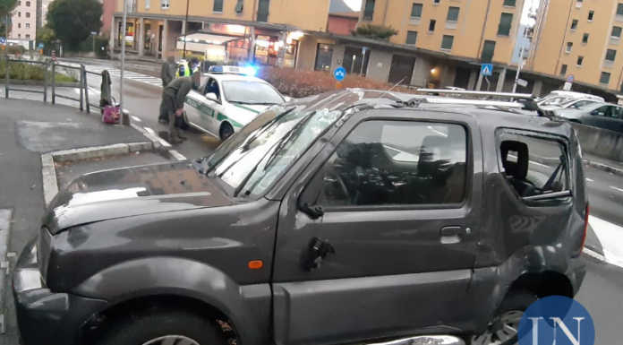 Si ribaltano in auto in via Tonio da Belledo a Lecco: illesi