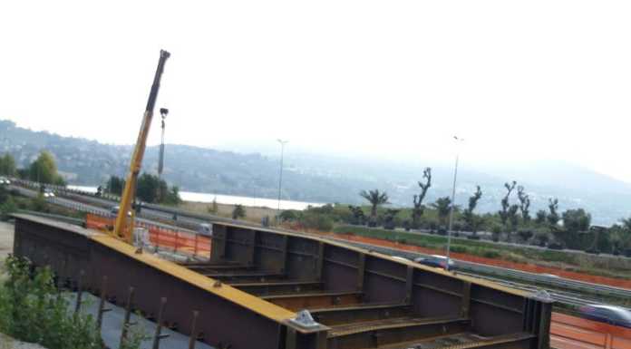 Ponte di Isella. Procedono i lavori, sul cantiere i pezzi dell’impalcato