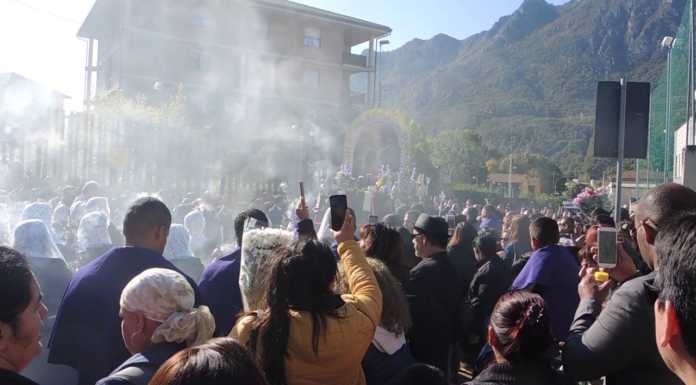 “Señor de los milagros”, i devoti peruviani sfilano in città