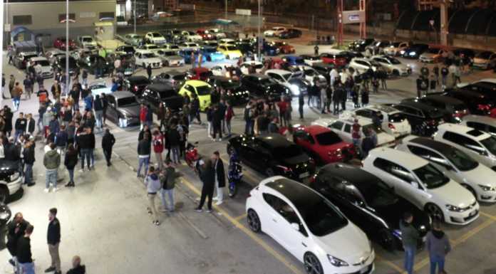 Un grande raduno d’auto in via Fiandra, decine e decine gli appassionati