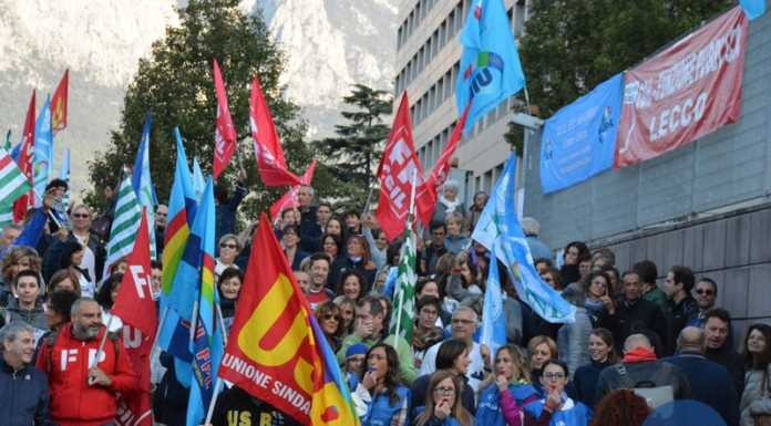 Scioperano i lavoratori dell’azienda ospedaliera, corteo e presidi