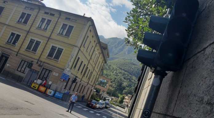 Semafori guasti all’incrocio di corso Martiri, viabilità gestita dalla Locale
