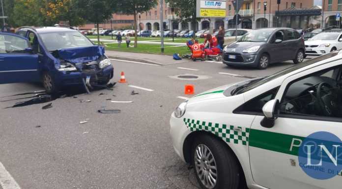 Lecco. Tamponamento sul viale Montegrappa, due feriti lievi