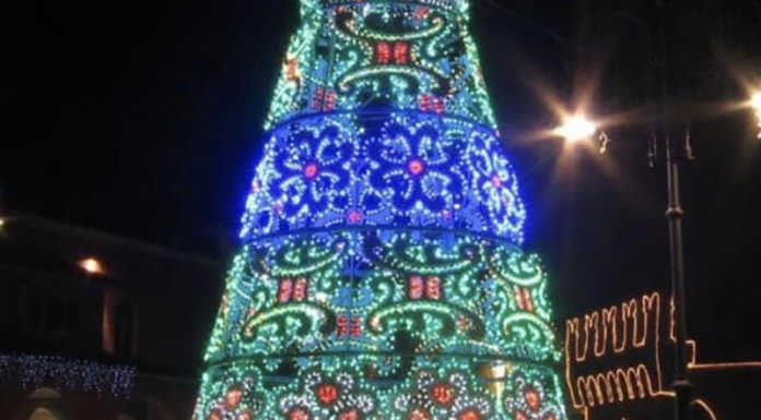Lecco. Venerdì l’accensione del grande Albero di Natale in piazza