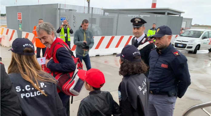 Alvin è atterrato a Roma, riabbraccia il papà e le sorelle. Oggi l’arrivo a Barzago