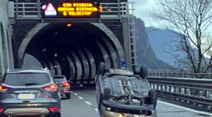 16.04 – SS36: incidente. Auto ribaltata prima dell’Orsa Maggiore in direzione Sud
