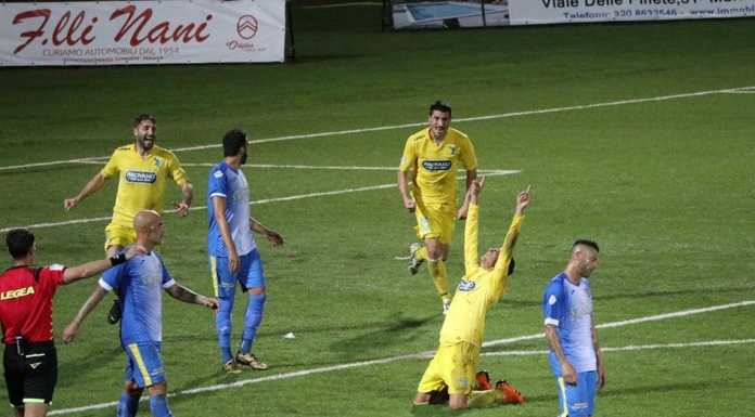 Calcio Serie C. Il Lecco sbanca Carrara con una prova di carattere e orgoglio La dedica di Luca Giudici al papà Angelo dopo il proprio gol (credit foto Calcio Lecco 1912)