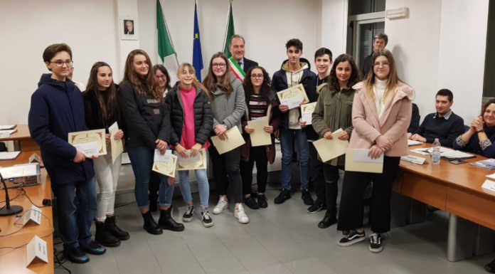 Calco, premio agli studenti meritevoli e l’omaggio ai dipendenti neopensionati