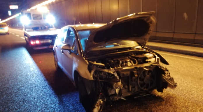 Ore 15. Incidente sulla SS36 nella galleria San Martino: auto ribaltata