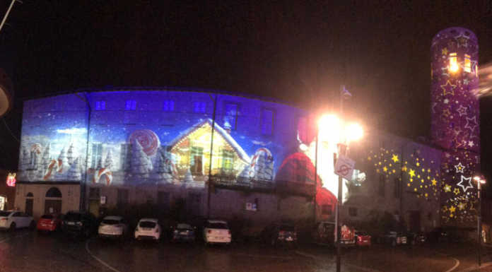 Merate, accese le luci e inaugurata la pista di pattinaggio per gustare l’atmosfera del Natale