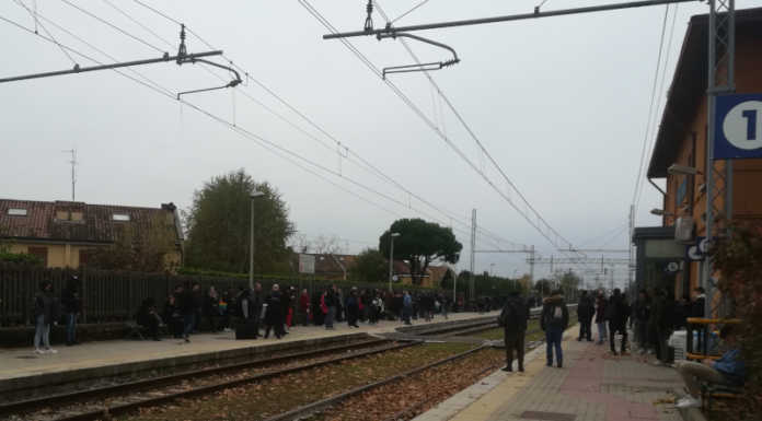 Giovane aggredito e derubato del cellulare mentre è sul treno
