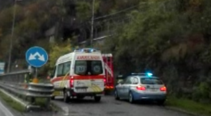 Ore 12.22 – SS36: auto ribaltata nella piazzola di sosta prima dell’uscita Abbadia (dir. Nord)