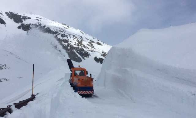 Neve. Il Passo dello Spluga resta chiuso, mezzi al lavoro