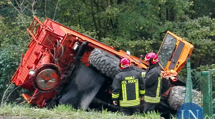 Torre de Busi. Spalaneve fuori strada, illeso il conducente