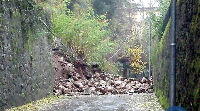Lecco. Frana in via Garabuso, strada interrotta