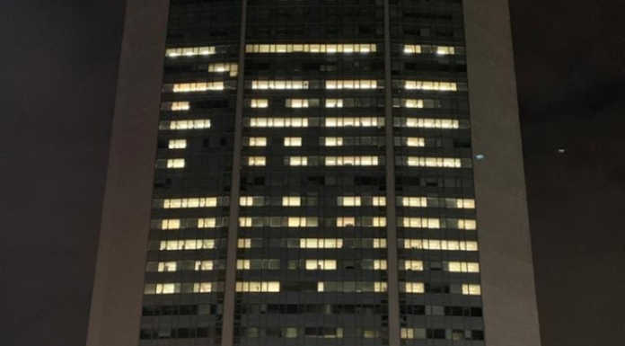 Il Pirellone si illumina per riportare a casa il piccolo Alvin