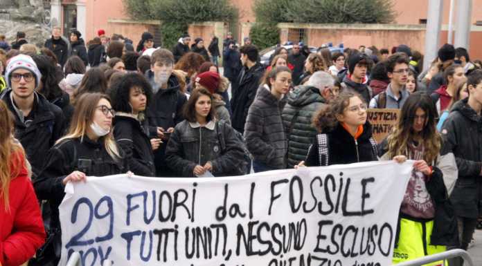 Fridays for Future vs Black Friday: studenti in corteo anche a Lecco