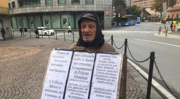 Da settimane protesta fuori dal municipio. “La mia casa finita al demanio”