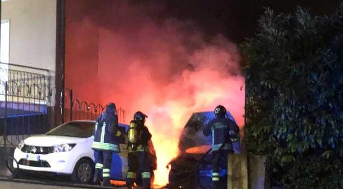 Calolzio, auto in fiamme nella notte. Nessun ferito, cause da chiarire