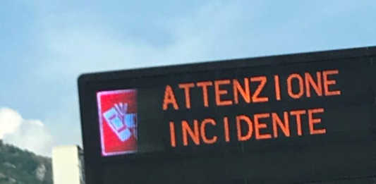 SS36 dir. Scontro auto-moto, code tra svincolo di via Pergola e svincolo ospedale incidente_cartello_ss36