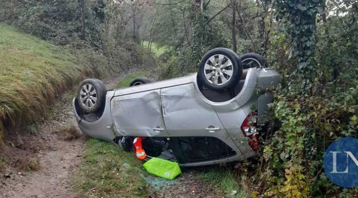 Molteno, auto si ribalta in una stradina di campagna