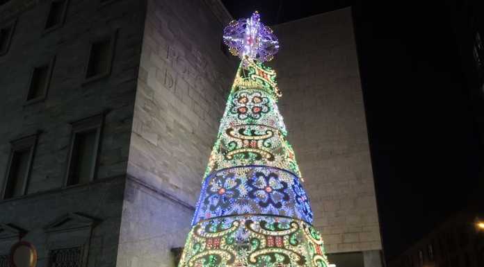 Luci e solidarietà, con l’albero in piazza si accende il Natale a Lecco