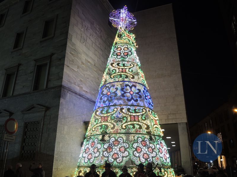 Notizie Natale.Luci E Solidarieta Con L Albero In Piazza Si Accende Il Natale A Lecco Lecco Notizie