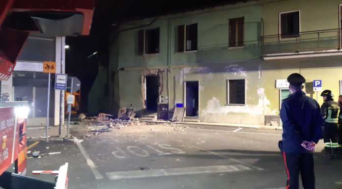 Missaglia, esplosione in casa. Un ferito estratto dalle macerie