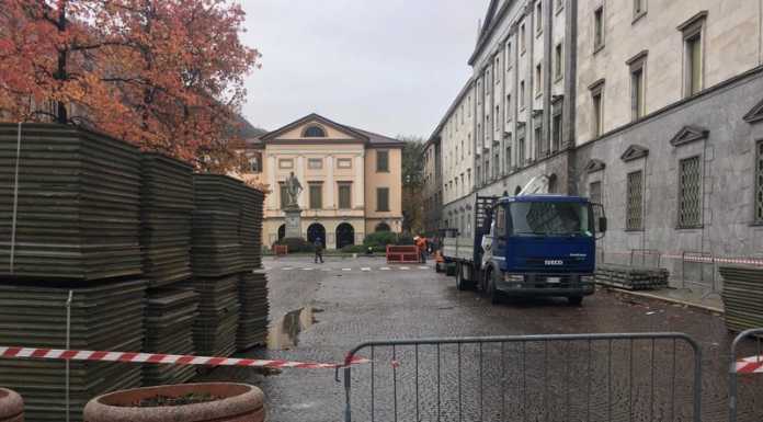 Lecco si prepara al Natale: lavori in corso per la pista di pattinaggio