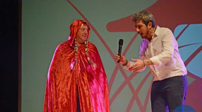 Mandellesi sul palco con Paolo Ruffini, tra risate e goliardia