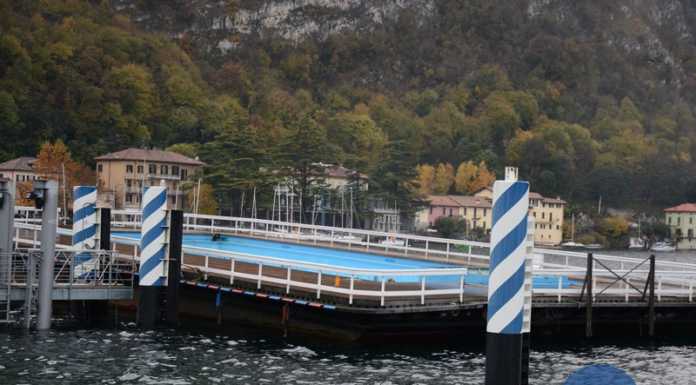 La maxi piscina di Cernobbio è arrivata a Paré, una super gru per sollevarla