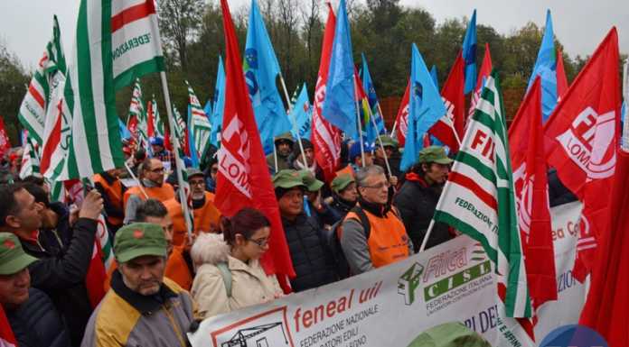Edilizia. Flash mob dei sindacati sul Ponte di Annone: “Sblocchiamo i cantieri”