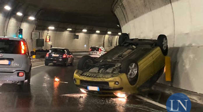 Auto si ribalta nel tunnel del raccordo Valsassina