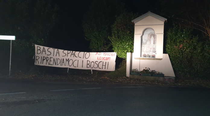 “Basta spaccio riprendiamoci i boschi”. Striscioni contro la droga