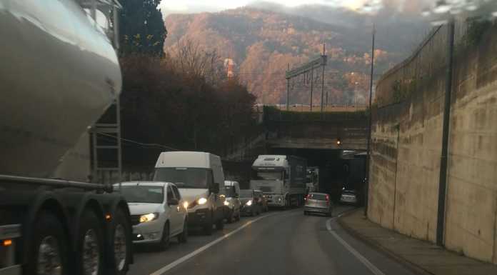 Asfaltature a Rivabella, traffico in tilt e scontro tra assessori