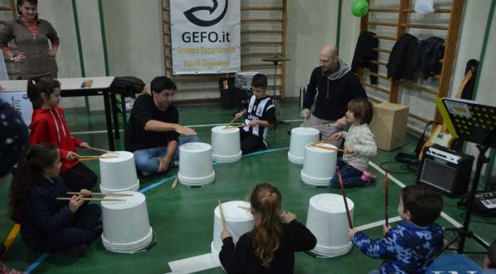 Olginate. Una strada per giocare: la pioggia non ferma i bambini