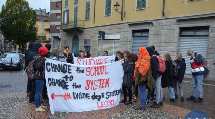 Stop all’alternanza con le multinazionali, presidio degli studenti lecchesi