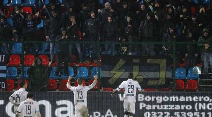 Calcio Serie C. A Gozzano il Lecco ottiene una vittoria di peso per classifica e morale La festa coi tifosi giunti in gran numero a Gozzano (credit foto Calcio Lecco 1912)