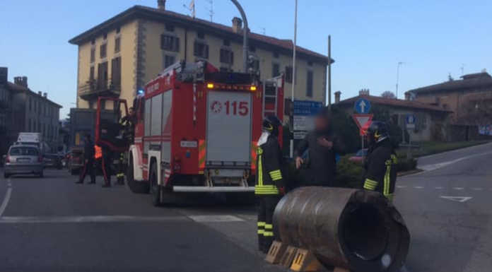 Cisano, camion perde una grossa bobina sulla Lecco-Bergamo