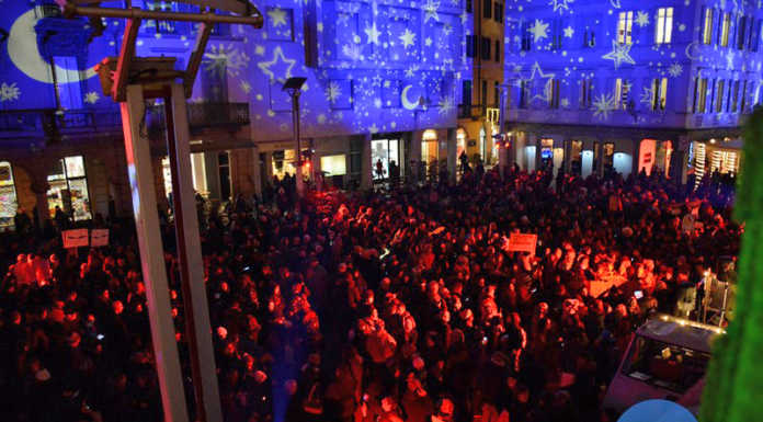 Sardine-Alborelle: un migliaio in piazza. “Diciamo basta alla politica dell’odio”