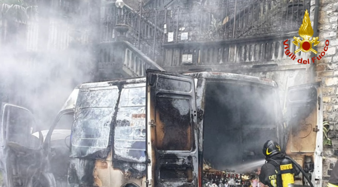 Bellano. Furgoncino in fiamme sulla Sp72, intervento dei Vigili del Fuoco